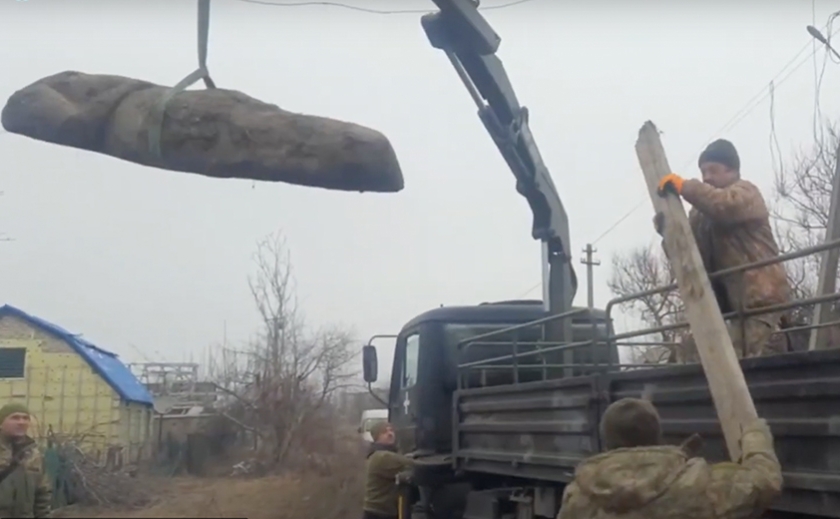 До Дніпра доставили кам'яну бабу з прифронтового села Донецької області