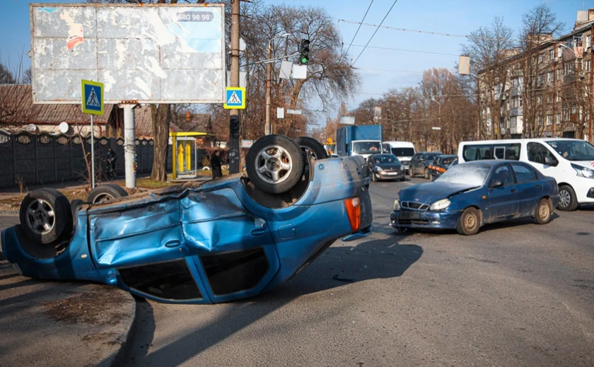 На Богдана Хмельницького у Дніпрі Dacia зіткнулась з Daewoo та перекинулась на дах: деталі