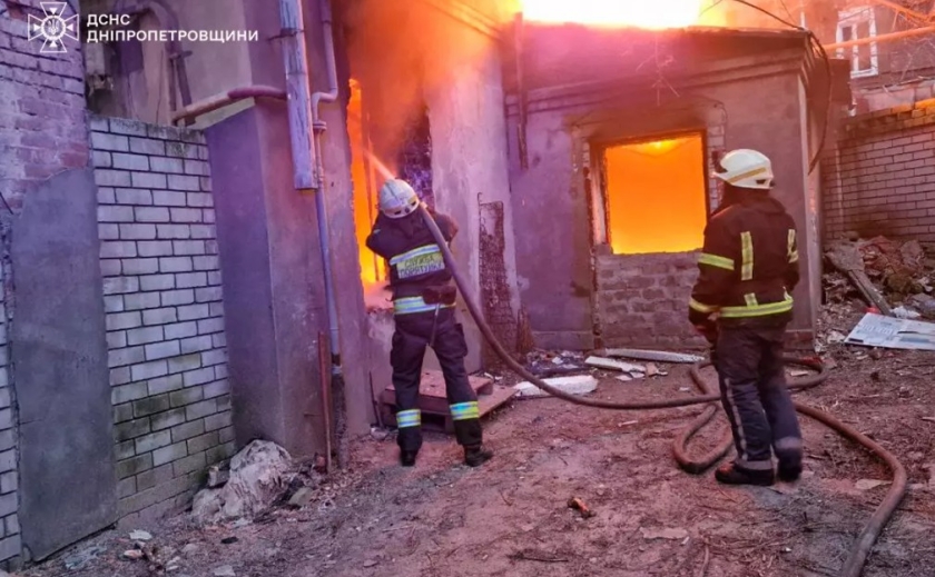 У Дніпрі надзвичайники загасили пожежу в будівлі, що не експлуатується