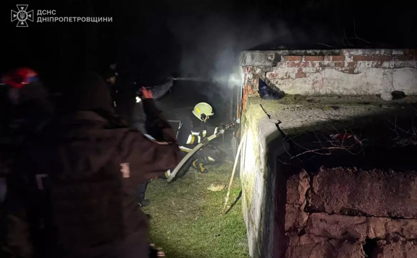 Під час пожежі у Дніпрі надзвичайники врятували 2 людей