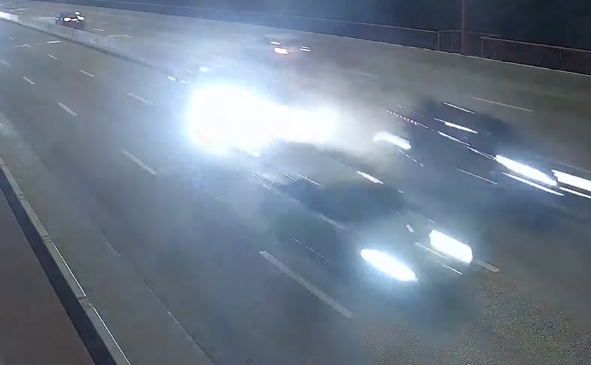 На Новому мосту у Дніпрі водійка Porsche влетіла у відбійник: подробиці ДТП