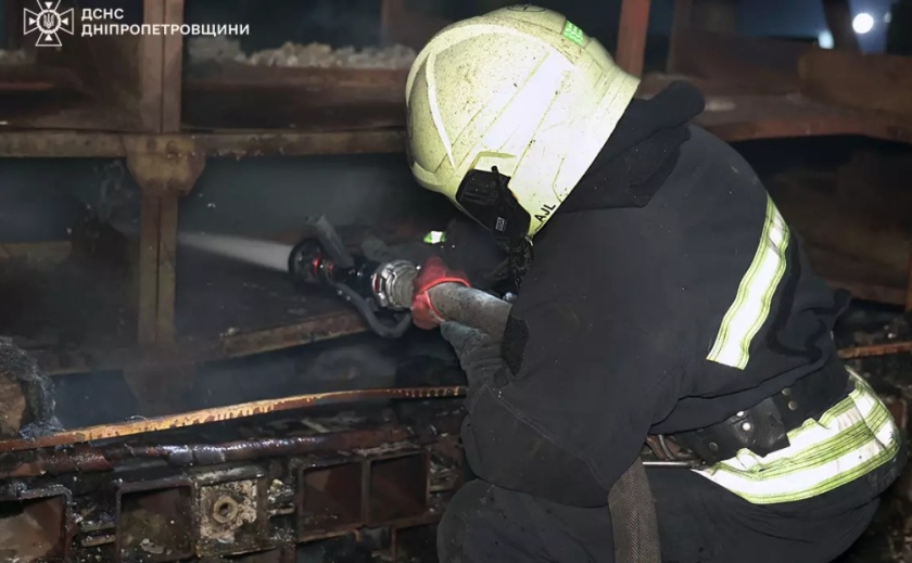 У Дніпровському районі вогнеборці ліквідували пожежу на підприємстві