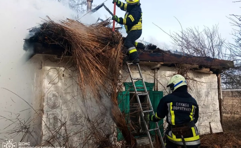 Горів дах та перекриття: у Дніпровському районі зайнявся житловий будинок