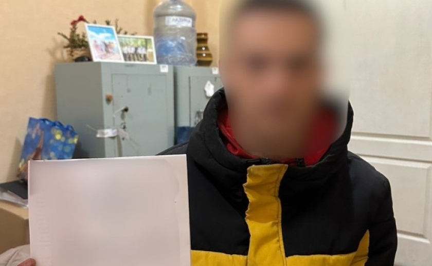 Знімав кошти з картки пенсіонерки: дізнавачі Нікопольщини скерували до суду обвинувальний акт відносно 22-річного шахрая