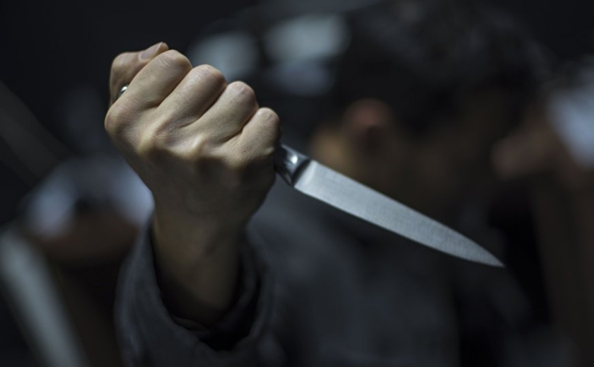 В Дніпрі чоловік під час сварки вдарив товарища кухонним ножем у спину