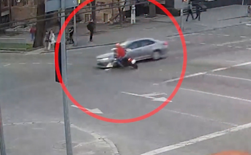 На проспекті Поля мотоцикліст проїхав на «червоний» та зіткнувся з Toyota: деталі