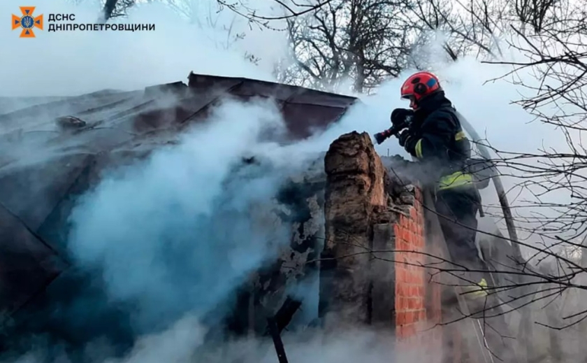 У Дніпрі на Пирогова надзвичайники загасили палаючий будинок