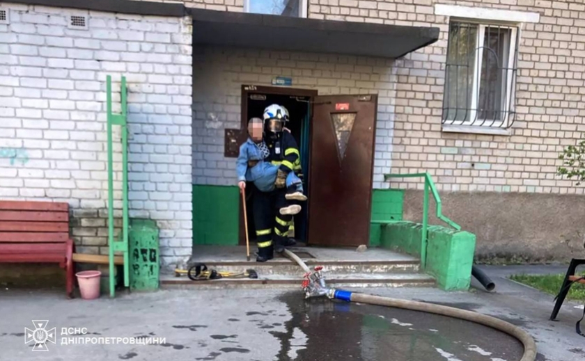 На пожежі у Дніпрі вогнеборці врятували 7 людей, з них 3 дитини: подробиці