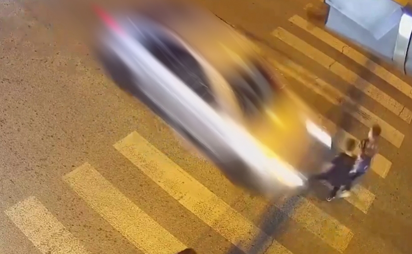 На вулиці Панікахи у Дніпрі водій Hyundai збив двох дітей на пішохідному переході