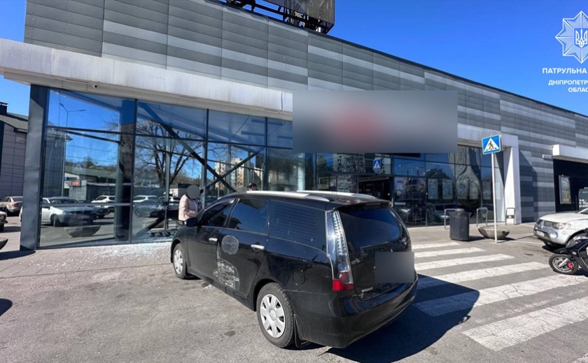 У Дніпрі нетвереза водійка Mitsubishi вʼїхала в супермаркет: подробиці
