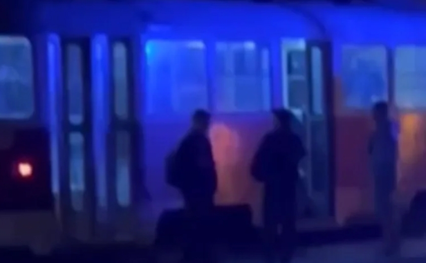 У Дніпрі трамвай №9 збив людину: потерпілого рятують у лікарні