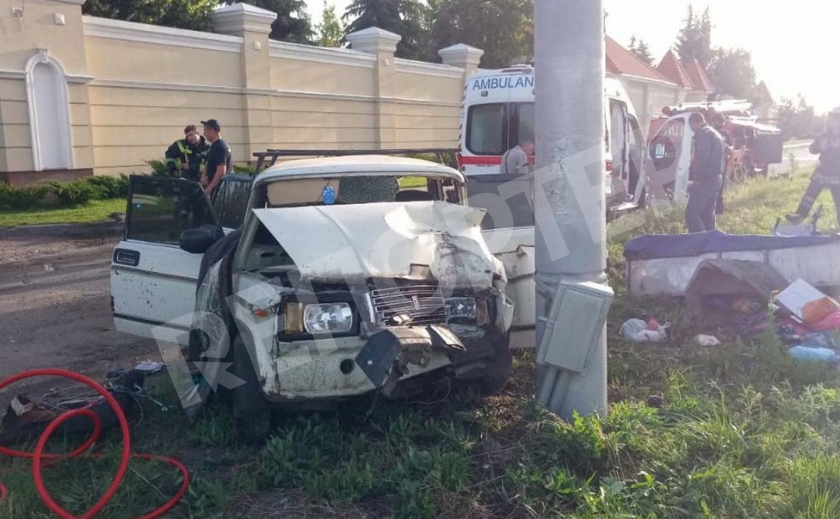 В Днепровском районе машину с двумя детьми разорвало о столб, водителя едва вытащили