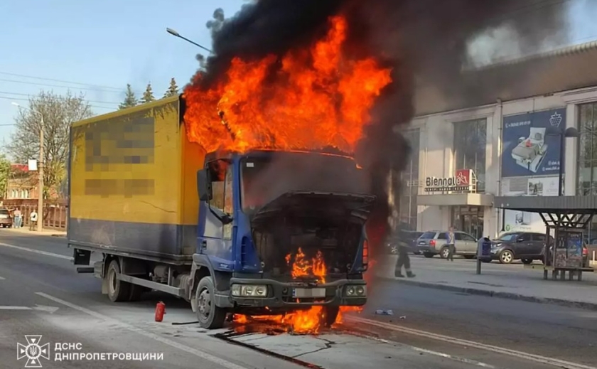 Дніпровські вогнеборці ліквідували займання вантажного автомобіля