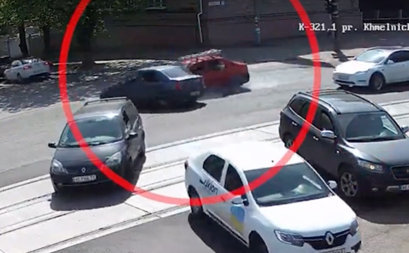 На проспекті Богдана Хмельницького у Дніпрі зіткнулися дві Dacia: деталі ДТП з постраждалими