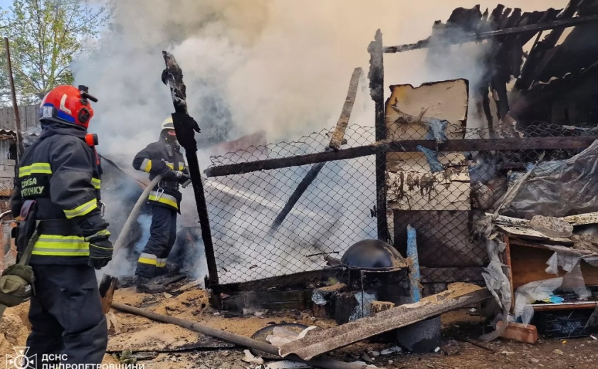 Горів паркан, дрова та вольєр: у Дніпрі рятувальники ліквідували пожежу на території приватного домоволодіння