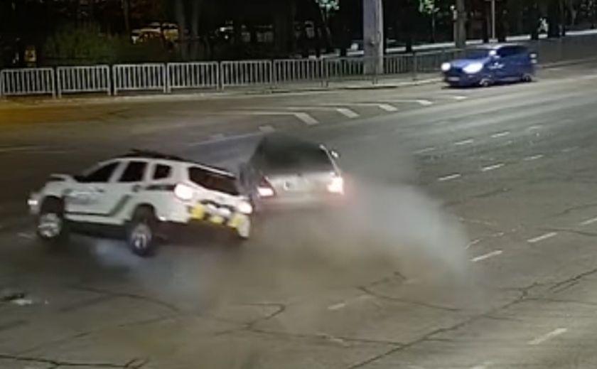 На Запорізькому шосе у Дніпрі водій BYD зіштовхнувся з поліцейською машиною: подробиці