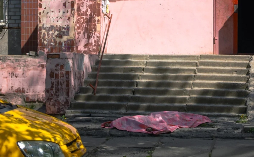 На Запорізькому шосе у Дніпрі жінка випала з балкону багатоповерхівки та загинула: деталі