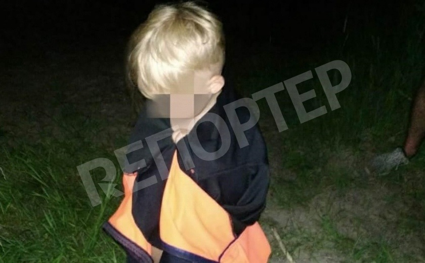 Двухлетний ребенок сбежал от родителей и прошел более трех километров по лесу