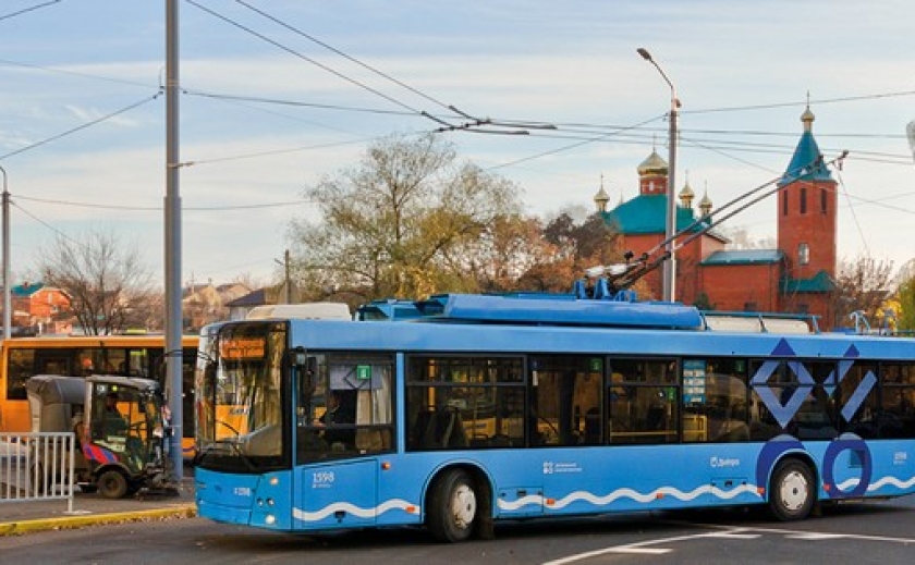 У Дніпрі декілька маршрутів громадського транспорту 22 квітня працюватимуть зі змінами