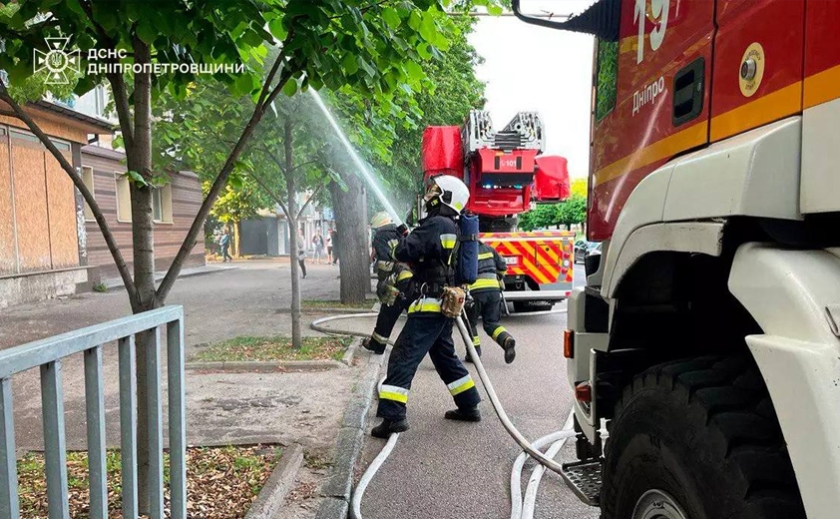 Вогнеборці Дніпра врятували чоловіка з палаючої квартири