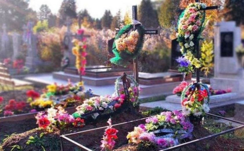 До 1700 гривень: у Дніпрі штрафуватимуть за штучні квіти на кладовищах під час поминальних днів