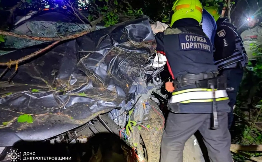 Не впорався з керуванням та злетів у кювет: у Дніпровському районі з пошкодженого автомобіля деблокували водія