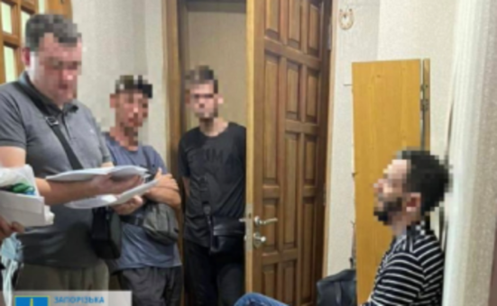 Брали хабарі за безперешкодну реєстрацію сільгосптехніки: у Запоріжжі судитимуть посадовця з Держпродспоживслужби, його дружину та підлеглого