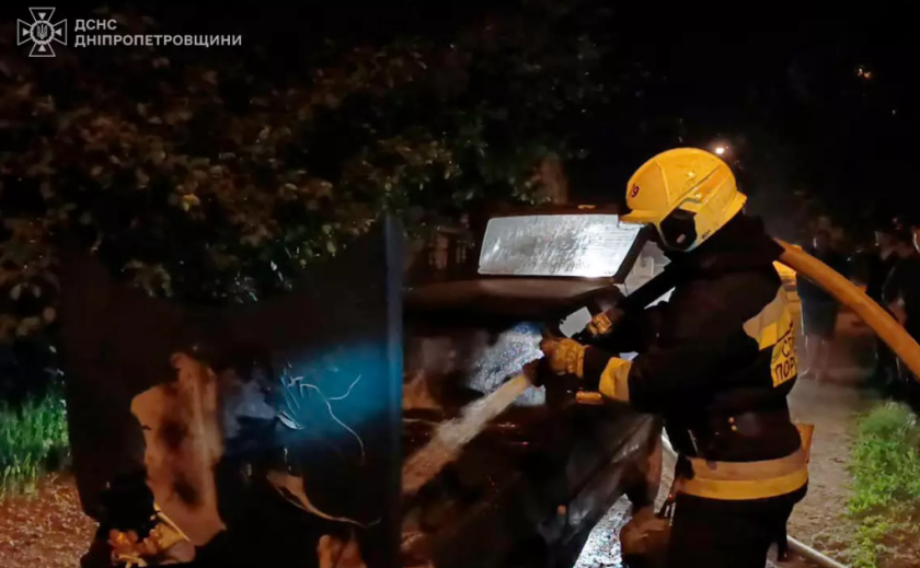 У Дніпрі на Антонівській під час руху спалахнув автомобіль