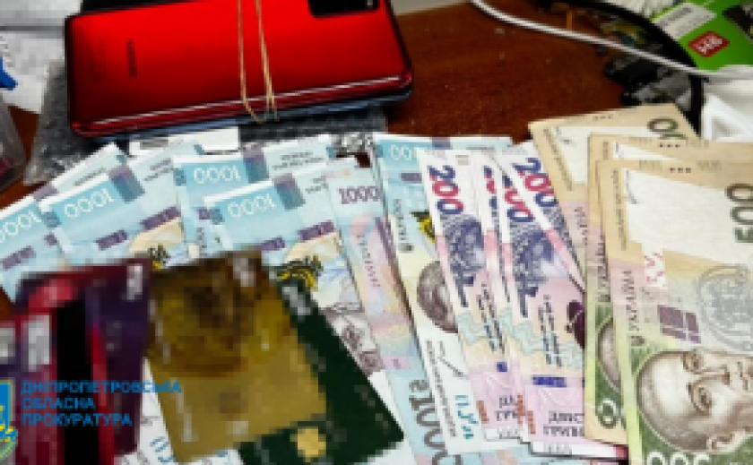 Вкрали понад пів мільйона гривень через онлайн-банкінг: на Дніпропетровщині судитимуть трьох учасників організованої групи