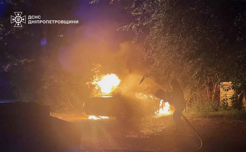 У центрі Дніпра посеред ночі спалахнув «Mercedes-Benz»: подробиці