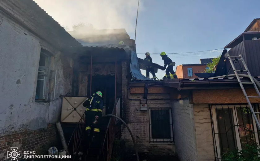 У Дніпрі під час гасіння пожежі в житловому будинку надзвичайники врятували двох людей