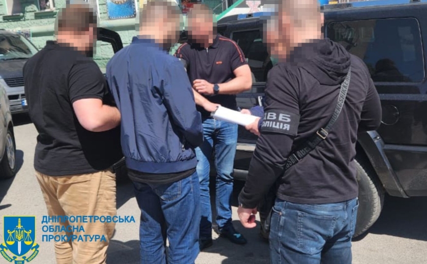 Хабар за безперешкодне здійснення підприємницької діяльності: на Дніпропетровщині затримано правоохоронця