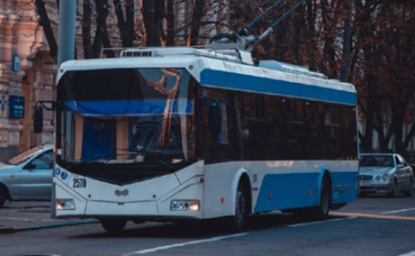 Через обстріли: у Дніпрі скоротять кількість тролейбусів та трамваїв на маршрутах