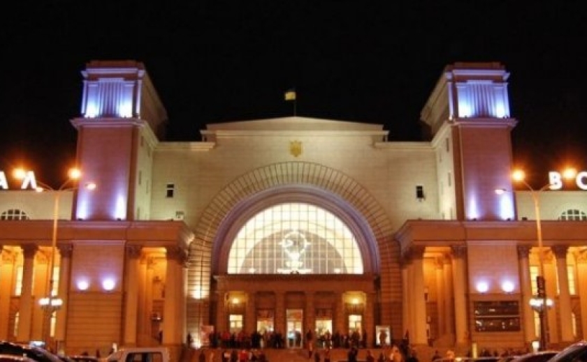 Заради економії: «Укрзалізниця» відключатиме підсвітку залізничного вокзалу у Дніпрі