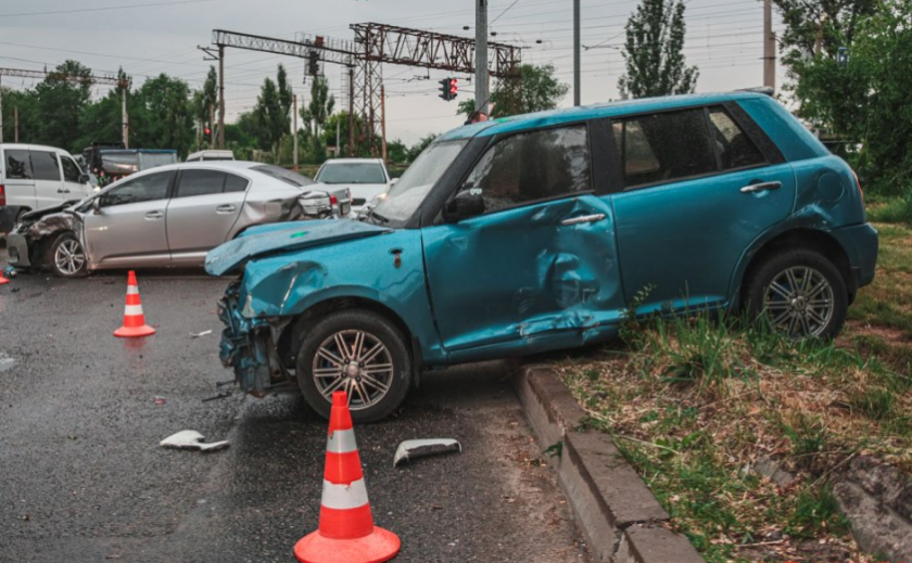 У Дніпрі вантажівка DAF зіткнулася з двома Toyota та Lifan: подробиці ДТП з потерпілими