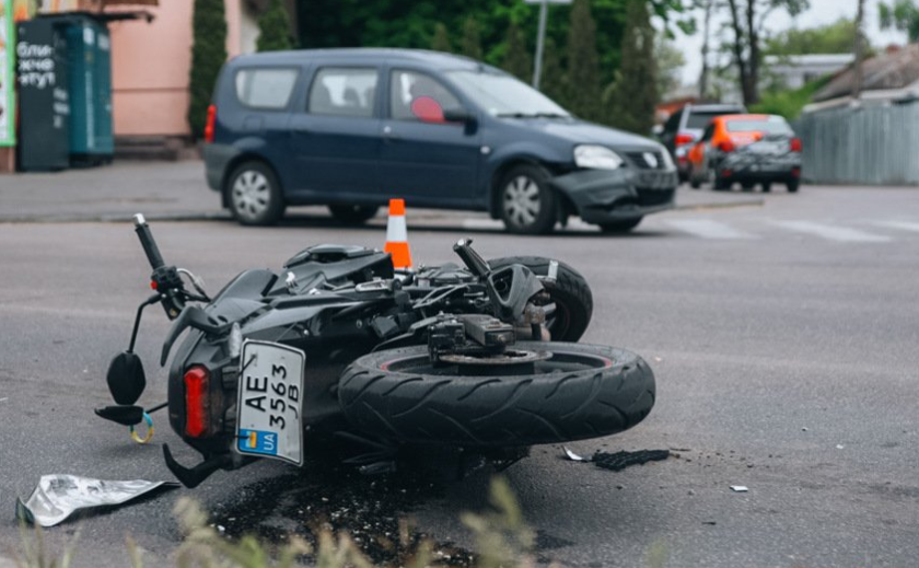На вулиці Юрія Савченка у Дніпрі Dacia збила 19-річного мотоцикліста