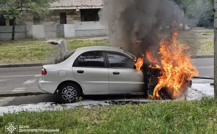 У Чечелівському районі Дніпра під час руху загорівся автомобіль