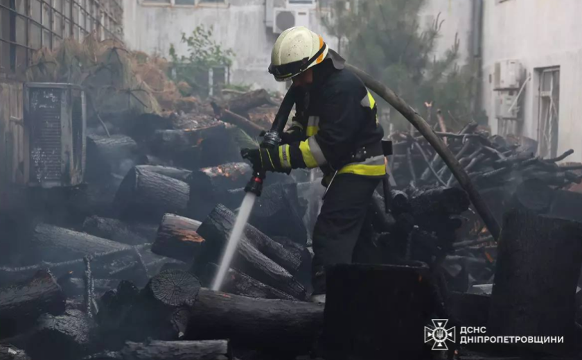 Зайнялася деревина: вогнеборці Дніпра ліквідували масштабну пожежу на території підприємства: деталі