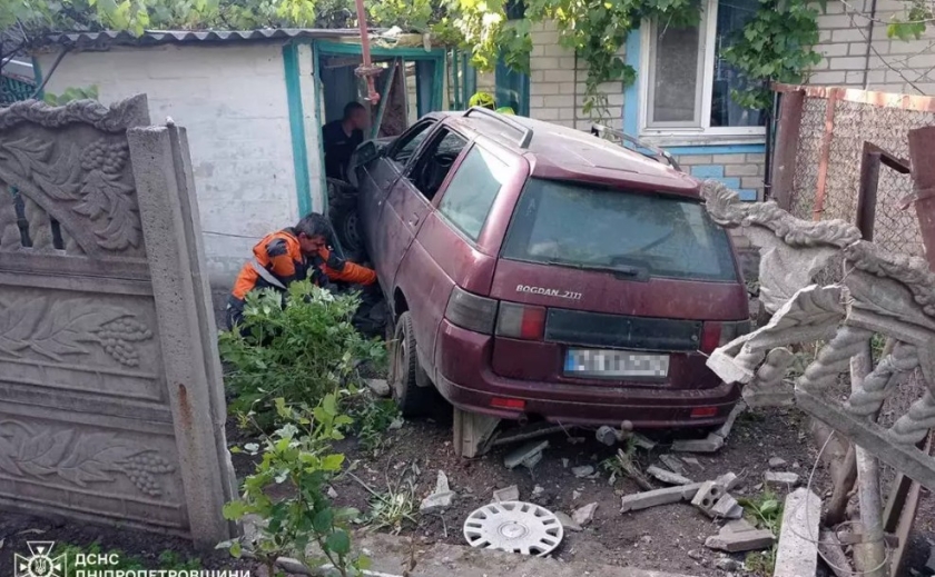 Пробив паркан та заїхав на територію приватного домоволодіння: у Дніпровському районі рятувальники допомогли ліквідувати наслідки ДТП