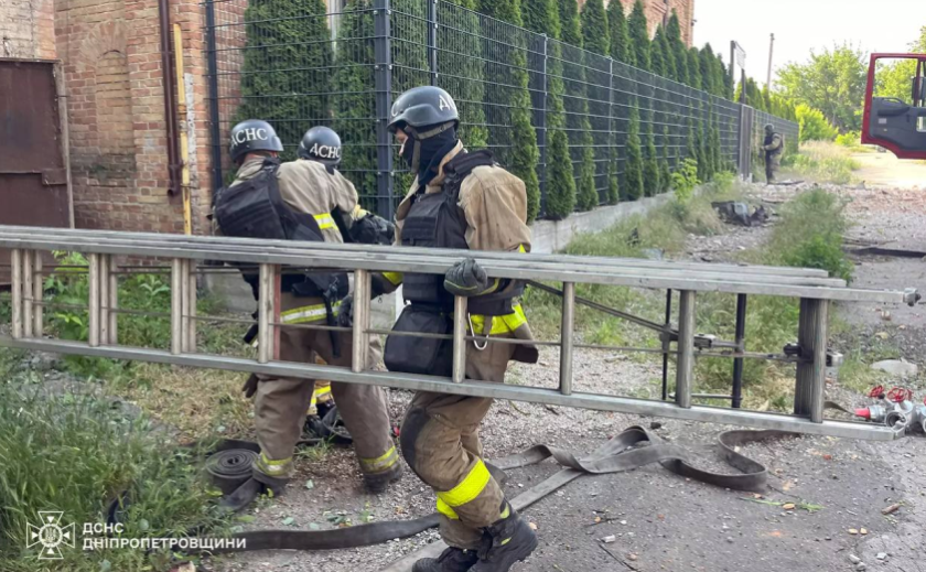 Рятувальники Нікополя ліквідували пожежу, що виникла внаслідок ворожого обстрілу