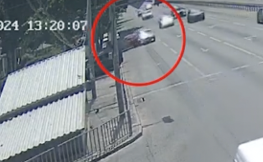 На Слобожанському проспекті у Дніпрі Hyundai зіткнувся з Renault: є постраждала