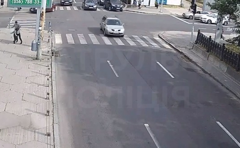 Бив жінок посеред вулиці: патрульні Дніпра затримали чоловіка