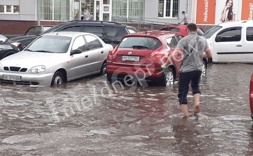 Днепр затопило! Жители пошли вплавь Днепр затопило! Жители пошли вплавь