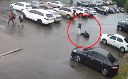 У Дніпрі біля ТЦ «Славутич» Mitsubishi наїхав на п’яного чоловіка, який лежав на парковці: подробиці