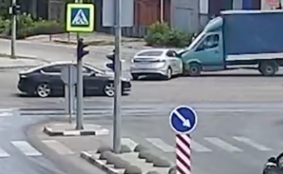 На Запорізькому шосе у Дніпрі зіткнулися Hyundai служби таксі Uklon і вантажний Mercedes: деталі