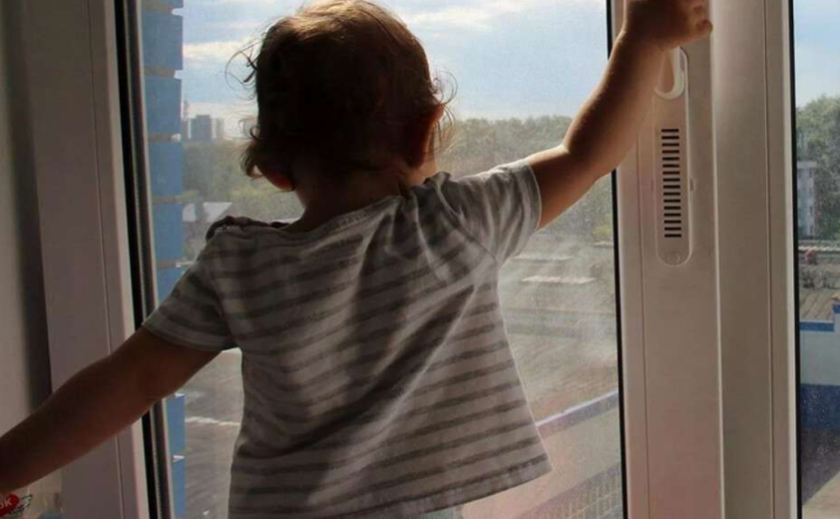 На Донецькому шосе у Дніпрі 3-річна дитина випала з вікна десятого поверху