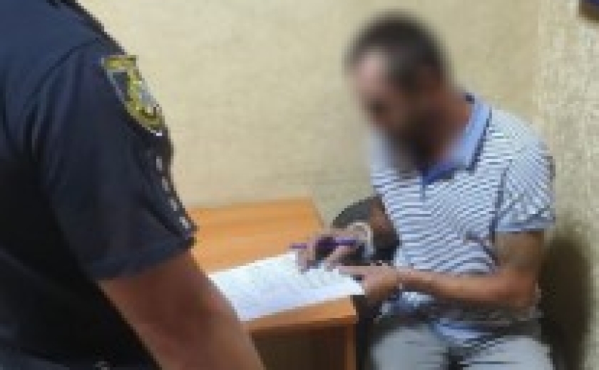 Поранив ножем товариша: на Дніпропетровщині за замах на вбивство поліцейські затримали 35-річного нападника