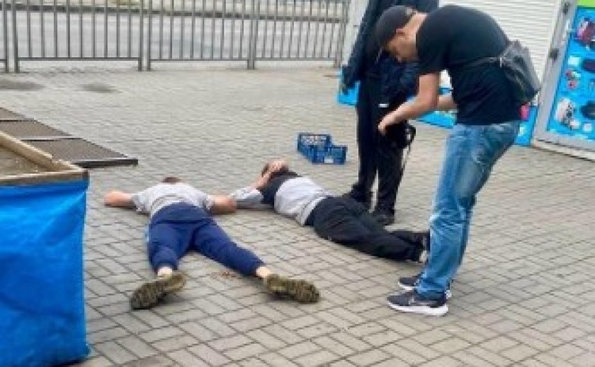 У Дніпрі поліцейські затримали групу осіб за підпал автомобіля військовослужбовців