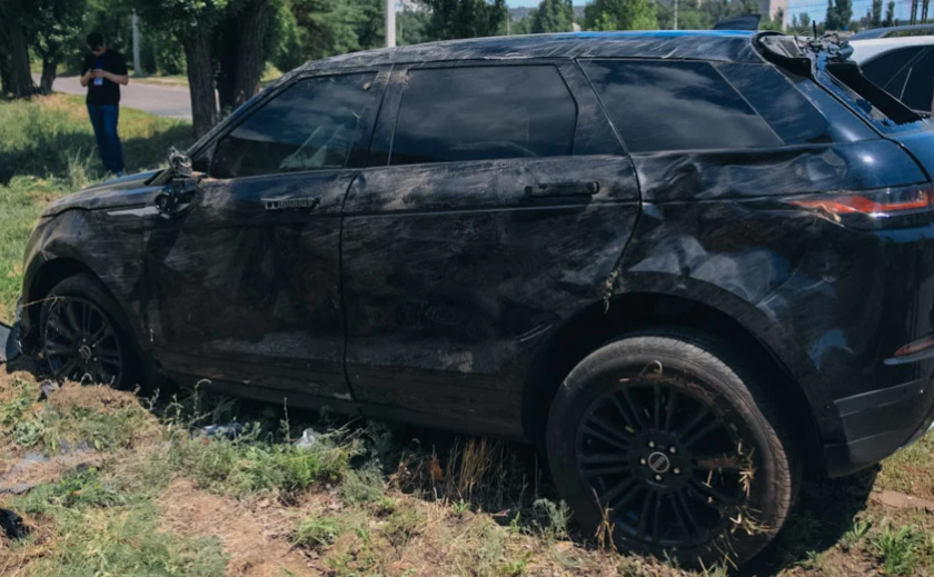 У Дніпрі Rover виїхав на узбіччя й перекинувся на бік: водій в лікарні