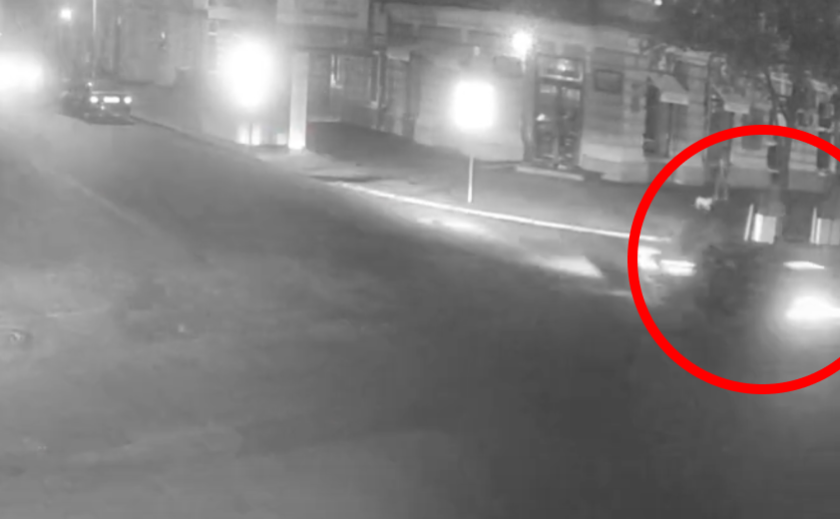 На вулиці Грушевського у Дніпрі мотоцикліст на Kawasaki врізався в Tesla: подробиці ДТП з потерпілим